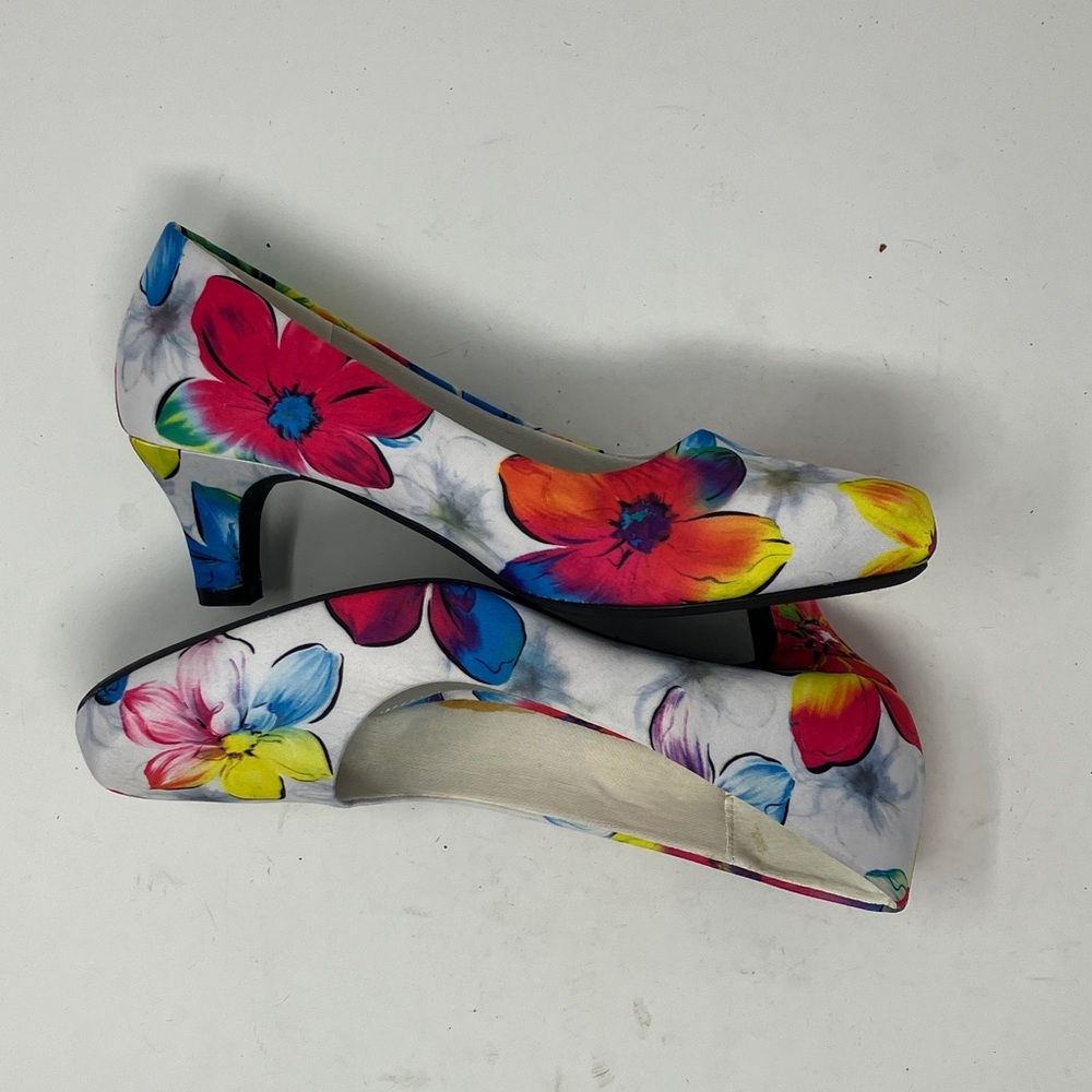 Angel Flex Women's "Carol" Low Heel Closed Toe Tropical Floral Pumps Size 7.5M